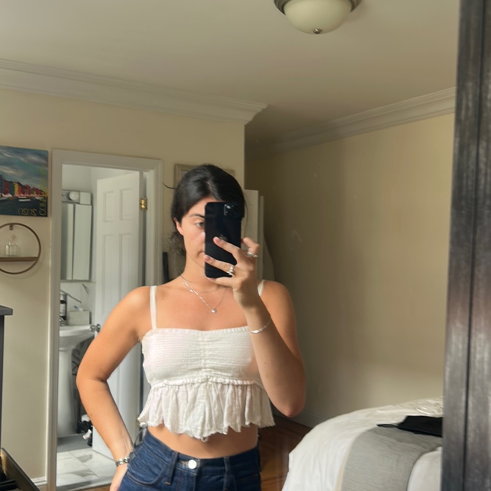 Aritzia frilly crop top